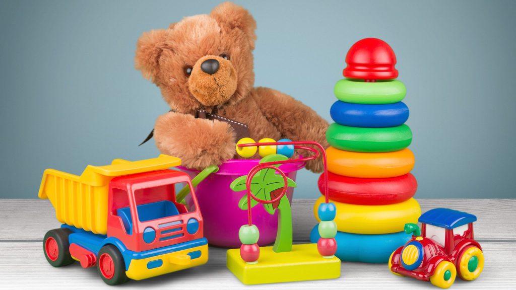 As categorias de brinquedos são formas de organizar os objetos lúdicos com base em sua função pedagógica, nos estímulos que proporcionam ou na maneira como a criança interage com eles. Essa classificação — amplamente baseada em teorias do desenvolvimento infantil como a de Jean Piaget — ajuda pais e educadores a escolherem o estímulo certo para cada fase da infância.