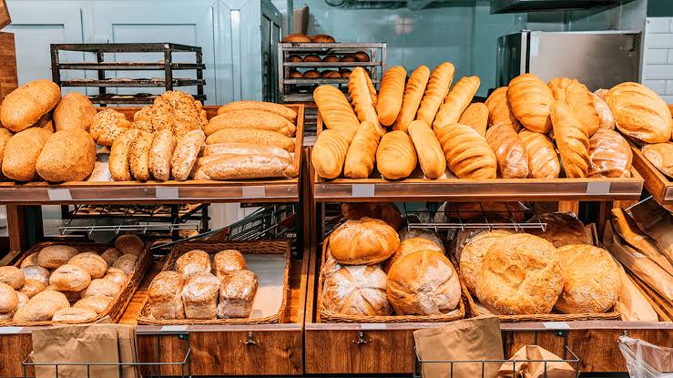 As padarias vão muito além do pãozinho francês, consolidando-se como verdadeiros centros de conveniência culinária e alimentação rápida. Os principais itens para comprar nesses estabelecimentos dividem-se em categorias essenciais: