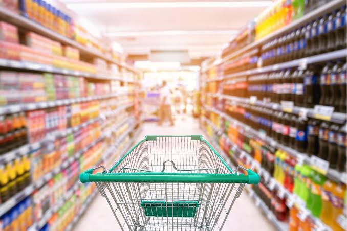 Os supermercados são os locais ideais para compras de grande volume, reposição de estoque doméstico e itens industrializados, destacando-se pela variedade e previsibilidade de preços. O que comprar nesses estabelecimentos divide-se em grandes categorias estruturadas:
