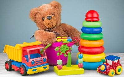 As categorias de brinquedos são formas de organizar os objetos lúdicos com base em sua função pedagógica, nos estímulos que proporcionam ou na maneira como a criança interage com eles. Essa classificação — amplamente baseada em teorias do desenvolvimento infantil como a de Jean Piaget — ajuda pais e educadores a escolherem o estímulo certo para cada fase da infância.