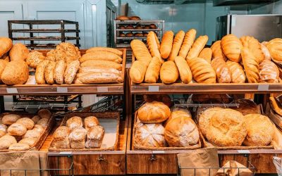 As padarias vão muito além do pãozinho francês, consolidando-se como verdadeiros centros de conveniência culinária e alimentação rápida. Os principais itens para comprar nesses estabelecimentos dividem-se em categorias essenciais: